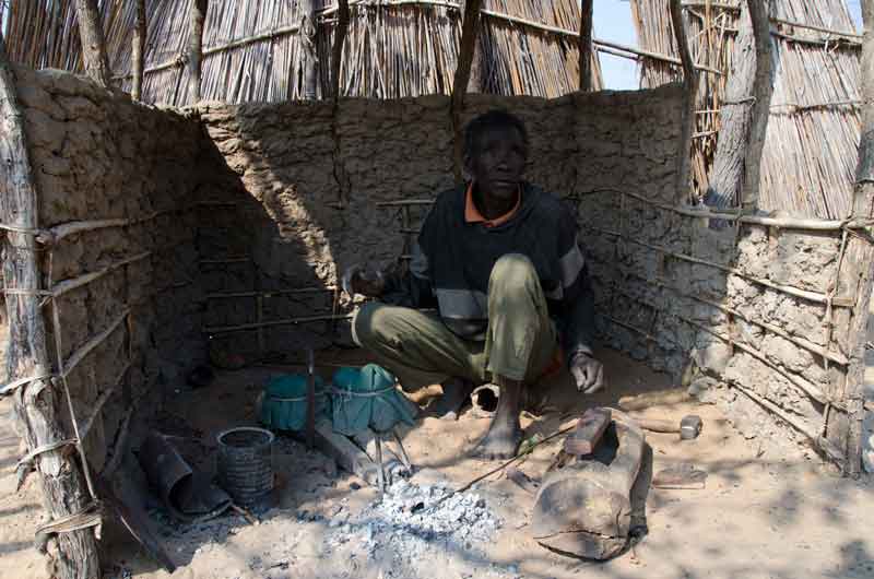 43 - Namibia - poblado Kavango - forja y hombre